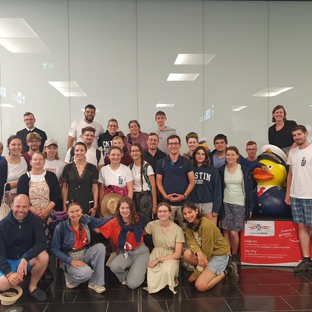 Glücklich sind die Jugendlichen wieder in Wien-Schwechat gelandet